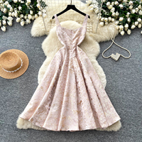 Robe midi élégante pour femme en jacquard à col carré et bretelles larges, taille cintrée, coupe évasée trapèze, idéale pour les soirées printemps-été