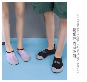 Chaussures aquatiques respirantes antidérapantes en PVC Maxfree pour hommes et femmes, idéales pour la plage, la randonnée aquatique, la natation, avec chaussettes incluses pour les sports nautiques en extérieur - Product Image 3