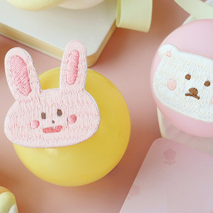 Parche de tela bordado personalizado de fábrica 2021 con diseño de oso de peluche de dibujos animados y flor de margarita para decoración de ropa y bufandas - Product Image 2