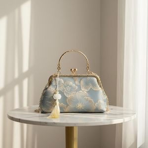 Pochette à bijoux carrée légère brodée à la main, style floral en soie, design artistique, taille personnalisée, haute qualité - Product Image 5