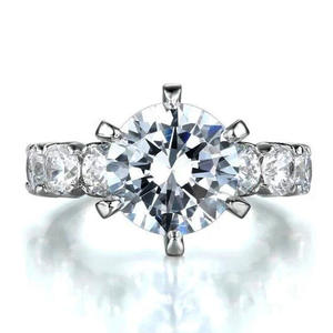 Anello di Fidanzamento F1126 in Oro Bianco con Diamante Taglio Brillante Rotondo Naturale Colore D e Pietre Laterali - Product Image 4