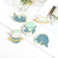 Mignon petit chat ClubCollection insigne en métal chat nuage chat noir épinglettes en émail doux