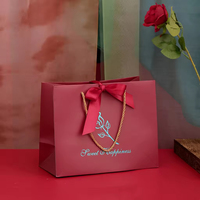 Sacs cadeaux en papier de luxe avec logo personnalisé, poignée en ruban, motif de rose en feuille d'aluminium pour l'emballage de vente au détail