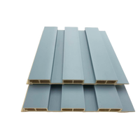 Panneaux muraux Wpc ignifuges imperméables à grain de bois de haute qualité Panneaux de plafond stratifiés enduits de PVC Panneau mural décoratif à lamelles cannelées
