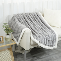 Couverture Polaire Sherpa Rayée Ultra Douce Personnalisée OEM ODM, Réversible, Chaude et Confortable pour Lit, Canapé, Dortoir – Gris Élégant
