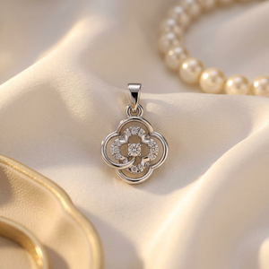 Collier pendentif motif fleur trèfle à quatre feuilles, pierres taillées, argent plaqué or, design unique, moissanite étincelante, luxe, mariage - Product Image 2