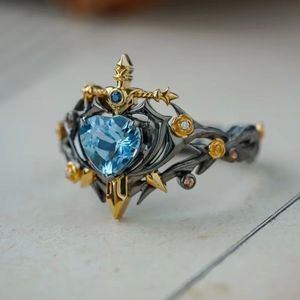 Anillo <span class=keywords><strong>de</strong></span> dedo índice <span class=keywords><strong>de</strong></span> aleación galvanizada, ajustable y abierto, con diseño floral, en forma <span class=keywords><strong>de</strong></span> corazón, con incrustaciones <span class=keywords><strong>de</strong></span> diamantes, espada hueca y motivos entrelazados <span class=keywords><strong>de</strong></span> vidas. - Product Image 5