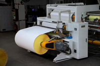 Papier d'art couché 80gsm étiquette de transfert thermique rouleau Jumbo autocollant papier Semi-brillant avec colle permanente ligne jaune