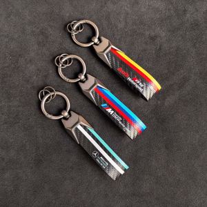 Llavero de Aleación de Zinc con Diseño de Fibra de Carbono y Logotipo Deportivo Tricolor para Mercedes-Benz y Audi, Estilo Lujoso y Moderno - Product Image 4