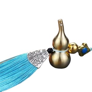 Pendentif de voiture en forme de gourde en cuivre avec pompon rouge et clochette pour la décoration intérieure - Product Image 5