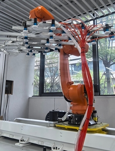 Robot linéaire à 6 axes <span class=keywords><strong>KUKA</strong></span> <span class=keywords><strong>KR210</strong></span> R2700-2 personnalisé avec ventouse pour la manutention de panneaux solaires et de planches en bois - Product Image 3