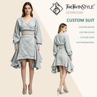 Ensemble décontracté deux pièces pour femme : Sweat-shirt court à col en V et manches longues bouffantes, et jupe à volants irréguliers – Vente en gros pour usage quotidien