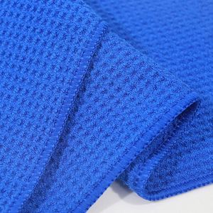 Serviette de sport et de golf en microfibre gaufrée ultra absorbante avec logo brodé personnalisé et crochet en métal, fournie par l'usine - Product Image 3