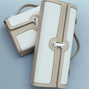 Túi xách nữ thời trang cao cấp màu trắng và bạc champagne, chất liệu vải dệt mềm mại, có khóa kéo, quai xách cầm tay tiện lợi. - Product Image 1