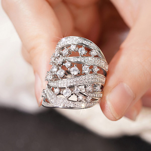 Anello con Linee Geometriche per Donne, Design Minimalista, Accessorio da Dito per Uso Quotidiano - Product Image 2