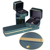 Boîte à bijoux rectangulaire carrée luxueuse à bordure dorée, boucle dorée, emballage personnalisable en cuir PU et velours pour pendentif