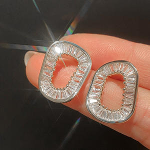 Orecchini E3965 in Oro Bianco con Diamanti Taglio Baguette Colore G Naturali di Lusso per Uso Quotidiano Femminile - Product Image 4