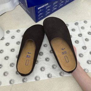 Sandales unisexes en daim et liège avec soutien de la voûte plantaire, doublure en cuir véritable, pantoufles confortables antidérapantes à enfiler pour la maison - Product Image 1