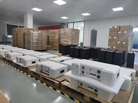 Batterie au lithium LiFePO4 rechargeable 48V 100Ah empilable, système de stockage d'énergie hybride 5KWh pour l'énergie solaire
