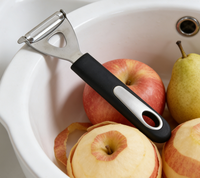 Multifunctionele handmatige roestvrijstalen comfortabele schilmes met zachte handgreep, milieuvriendelijk, makkelijk schoon te maken, antiaanbaklaag, driehoekig, voor wortelen en aardappelen