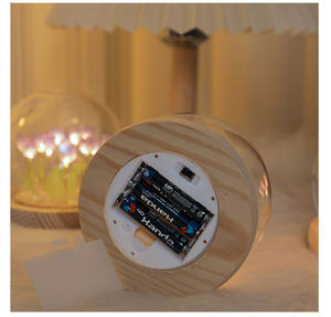 Luz de noche LED de tulipán púrpura y rosa, lámpara de mesa de cristal redonda DIY con flores artificiales, estilo romántico alimentado por batería de 5V - Product Image 5