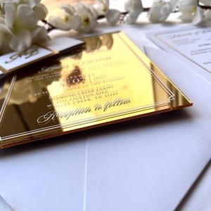 Ensemble de cartes d'invitation de mariage en acrylique miroir doré de luxe avec enveloppe blanche élégante et design personnalisé de forme premium - Product Image 5