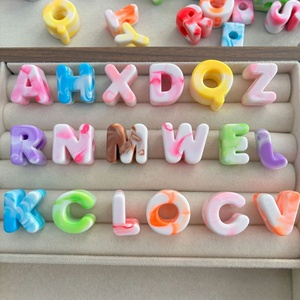 <span class=keywords><strong>Perles</strong></span> acryliques bicolores dégradées à grand trou, 26 <span class=keywords><strong>lettres</strong></span>, pour accessoires de stylos perlés DIY et chaînes de téléphone, vente en gros - Product Image 1