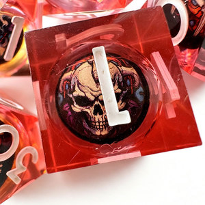 Jeu de dés en résine translucide rouge avec crâne intégré, dés polyédriques en 7 pièces pour les jeux de table de fête d'Halloween - Product Image 4