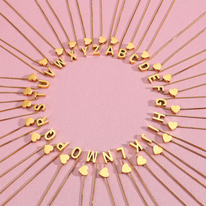 Collar con Inicial de Corazón Pequeño en Acero Inoxidable Chapado en Oro de 18K, Collar con Monograma Personalizado para Mujeres y Niñas - Product Image 1