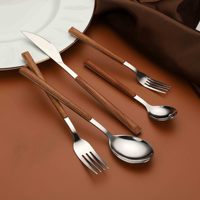 Ensemble de couverts modernes minimalistes en acier inoxydable avec poignées effet bois, finition miroir, emballé en coffret cadeau pour hôtels/restaurants