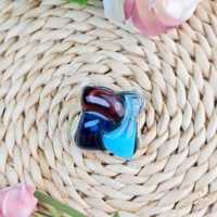Capsules de lessive jetables écologiques pour vêtements polyvalents, adaptées à divers tissus : coton, lin, velours, soie, fibres synthétiques et mélanges.