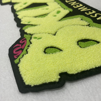 Patchs thermocollants en chenille brodés en gros, motifs personnalisés avec logo de marque, formes de fleurs et de cœurs pour accessoires de chapeaux
