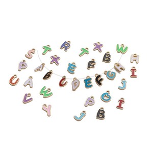 Breloques en alliage en forme de lettres, 26 couleurs mélangées aléatoires, pendentif en alliage de zinc pour la fabrication de bijoux DIY, accessoires de mode unisexes - Product Image 5