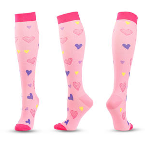 Chaussettes de compression unisexes de dessin animé décontractées Anti-fatigue Soulagement de <span class=keywords><strong>la</strong></span> <span class=keywords><strong>douleur</strong></span> Bas du genou Chaussettes longues de sport pour hommes et femmes - Product Image 1