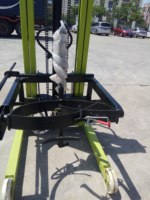 Stacker Hidrolik Manual 3.5T dengan Penjepit Drum: Pengangkatan Andal & Penanganan Serbaguna.