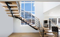 Escalier moderne flottant à poutre invisible, marches en bois, garde-corps en verre, conception cantilever dissimulée pour entrée intérieure, type mural
