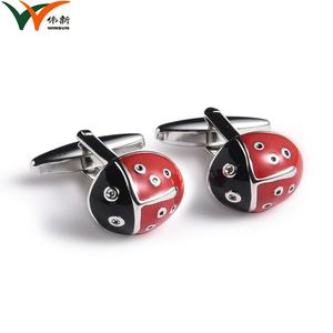 Mancuernillas de Camisa con Diseño Único de Escarabajo en Rojo y Negro, con Cuello Alto Pequeño - Product Image 2