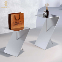 Diseño de Tienda de Ropa Moderna de Estilo Brutalista para Damas, Muebles Personalizables de Acero Inoxidable y Chapa de Madera para Decoración