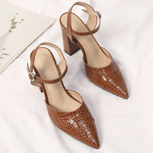 2025 très populaire Crocodile femmes marron gros talons hauts sandales à <span class=keywords><strong>bout</strong></span> <span class=keywords><strong>pointu</strong></span> personnaliser élégant confortable pompes pour les femmes - Product Image 2