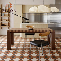 Table à manger moderne en bois massif avec des lattes en bois, pieds épais robustes, forme rectangulaire, décoration intérieure de luxe pour la maison et l'hôtel