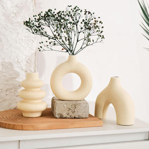 Vase sculptural de mode de niche, design circulaire creux et à étages superposés, texture artisanale, parfait pour les arrangements - Product Image 2