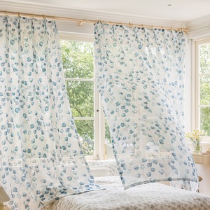 Rideau transparent floral bleu-blanc. Adoucit la lumière, garde les espaces aérés. Parfait pour les chambres et les salons - Product Image 1