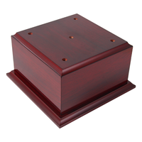 En stock Accessoires de trophée Socle en bois rouge pour trophées de compétition sportive