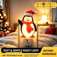 Adorable lampe de nuit LED multicolore en forme de pingouin agitant la patte, avec chapeau de Père Noël, à brancher, pour Noël, ornement mignon pour chambre d'enfant et maison