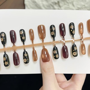 Lot de 30 faux ongles à porter, style vintage 'Old Money', motif fleur noir et or, demi-couverture, nouvelle collection Xiaohongshu, très tendance, motif chat porte-bonheur - Product Image 3