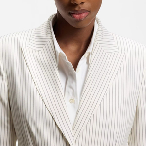 Traje de mujer blanco gris con rayas verticales, de un solo botón, con solapa de muesca y blazer entallado a medida - Product Image 6