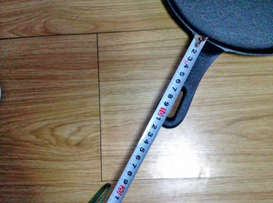 Plancha de Hierro Fundido Redonda de 26 cm, Pre-Sazonada, para Panqueques, Tortillas y Más, Apta para Inducción, Parrilla, Horno y Fogata - Product Image 3