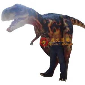 Caminar realista con disfraz de dinosaurio t-rex