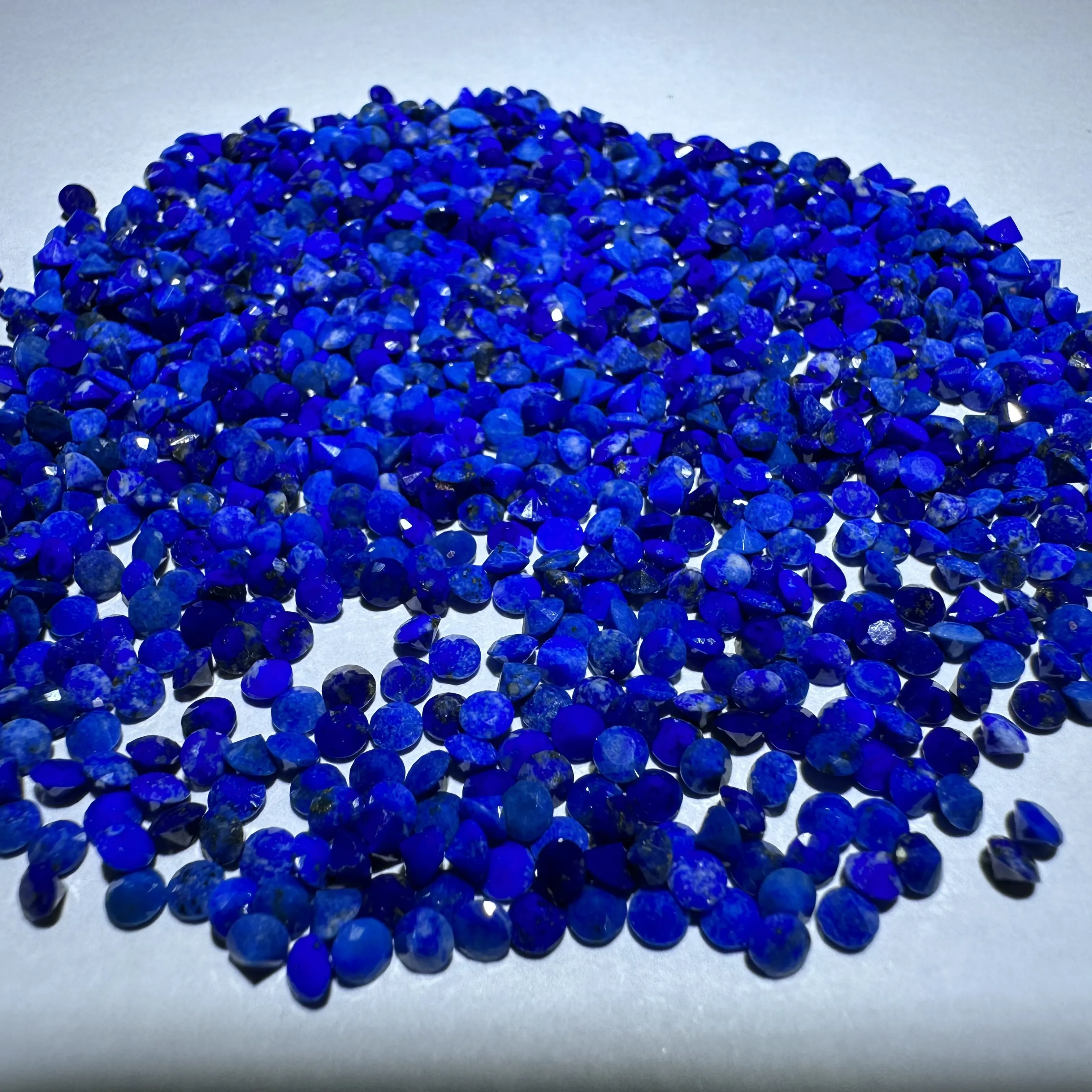 Lapis lazuli naturel petites perles rondes à facettes fond matière première afghane