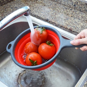Passoire de cuisine en silicone écologique sans BPA pour légumes et fruits avec écumoire intégrée - Product Image 2
